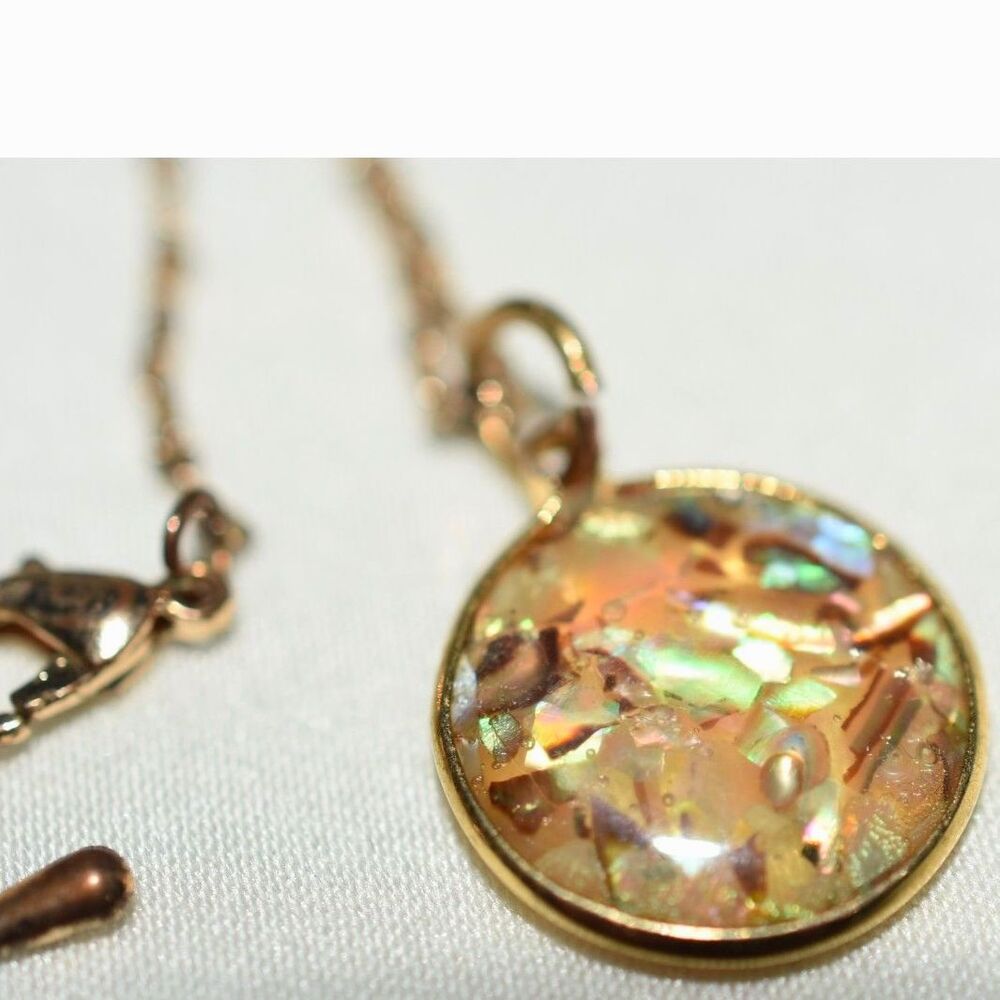 Trendy Iridescent Shell/Abalone Flakes Resin Pendant Gold Tone 14" Link Necklace